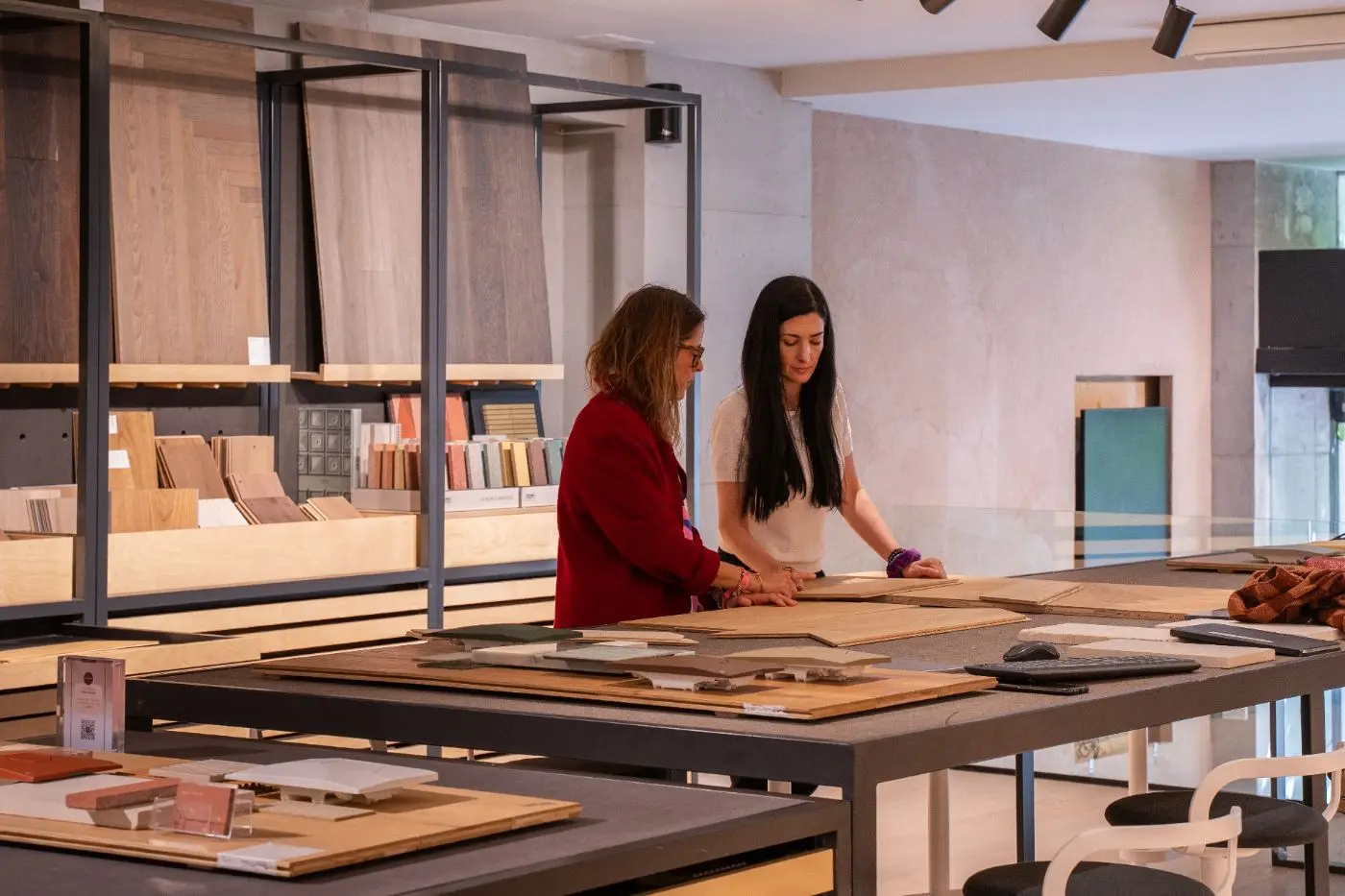 Dos profesionales trabajando con muestras de materiales sobre una mesa