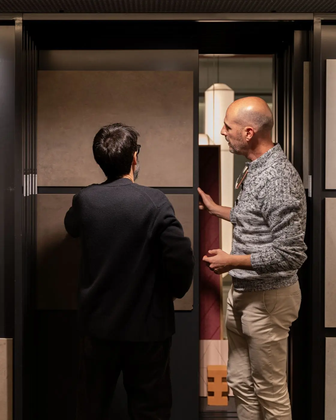 Dos profesionales revisando paneles de muestras