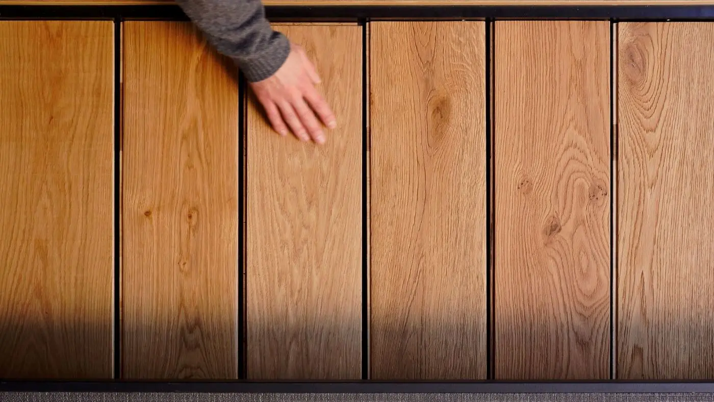 Mano sobre muestras de tablas de madera