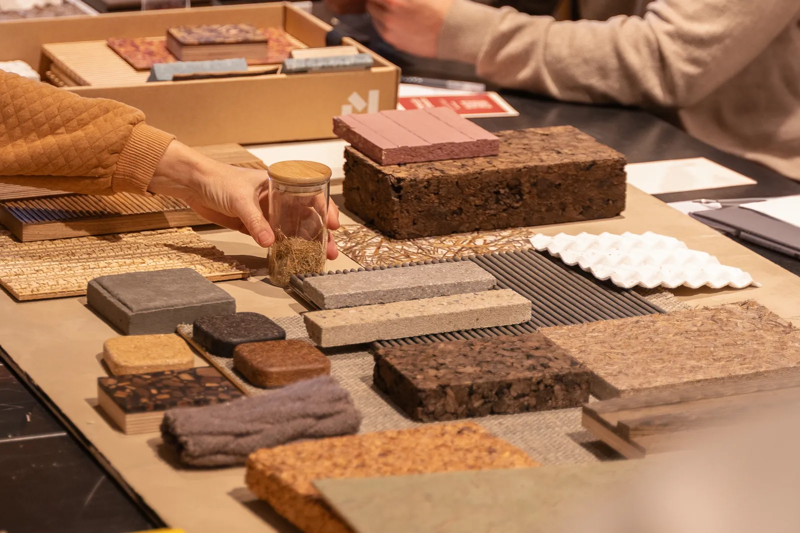Muestras de materiales sobre una mesa de trabajo