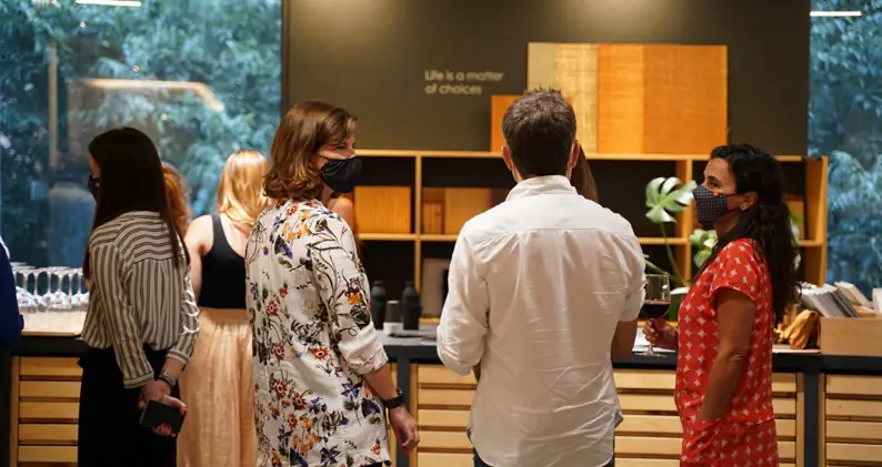 Asistentes conversando de pie en la Materioteca de Matter Barcelona al terminar el encuentro.