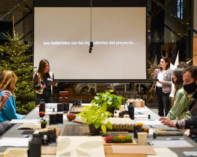 Carmen Maestu e Iris Fuentes presentan la selección de materiales ante una pantalla con el texto «Los materiales son los ingredientes del proyecto»