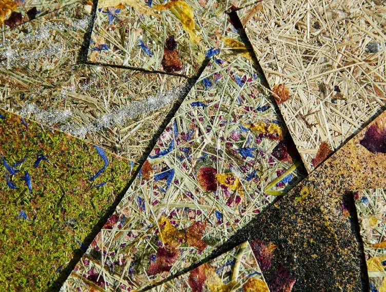Piezas de revestimiento Organoid de heno, flores y musgo superpuestas