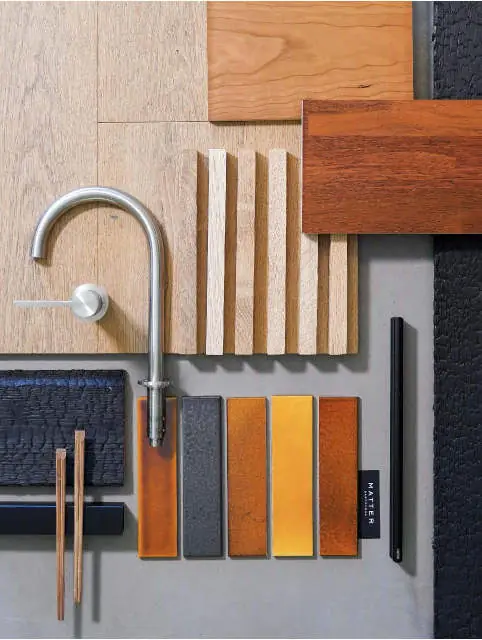 Moodboard con grifo de acero, listones de madera, piezas cerámicas de colores y muestras textiles