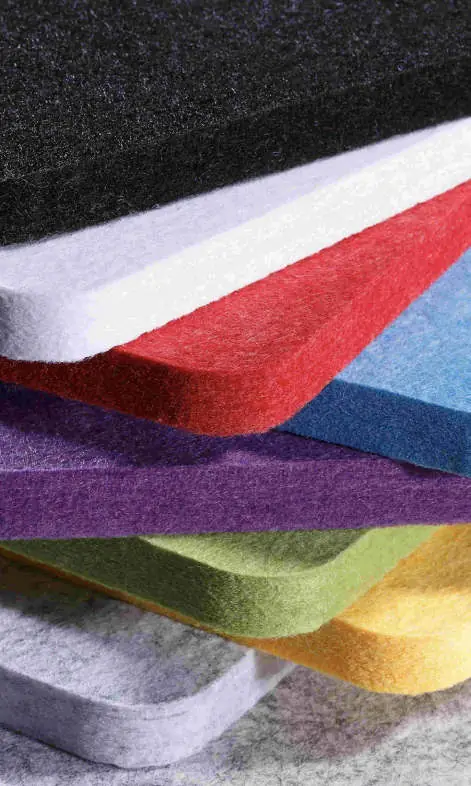 Paneles de fieltro de PET apilados en negro, blanco, rojo, azul, violeta, verde y amarillo