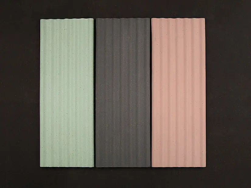 Tres piezas cerámicas rectangulares con relieve ondulado en verde menta, gris oscuro y rosa