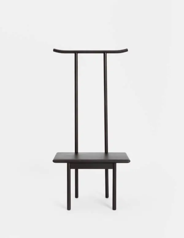 Silla de madera oscura con respaldo alto formado por dos montantes y un travesaño curvado en la parte superior.
