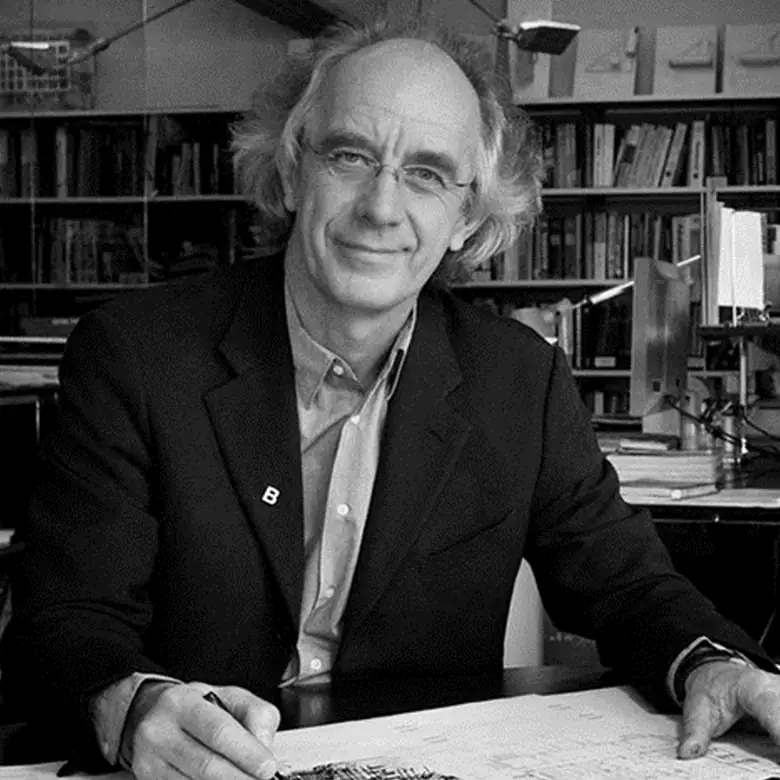 Retrato en blanco y negro de Patrick Genard en su estudio
