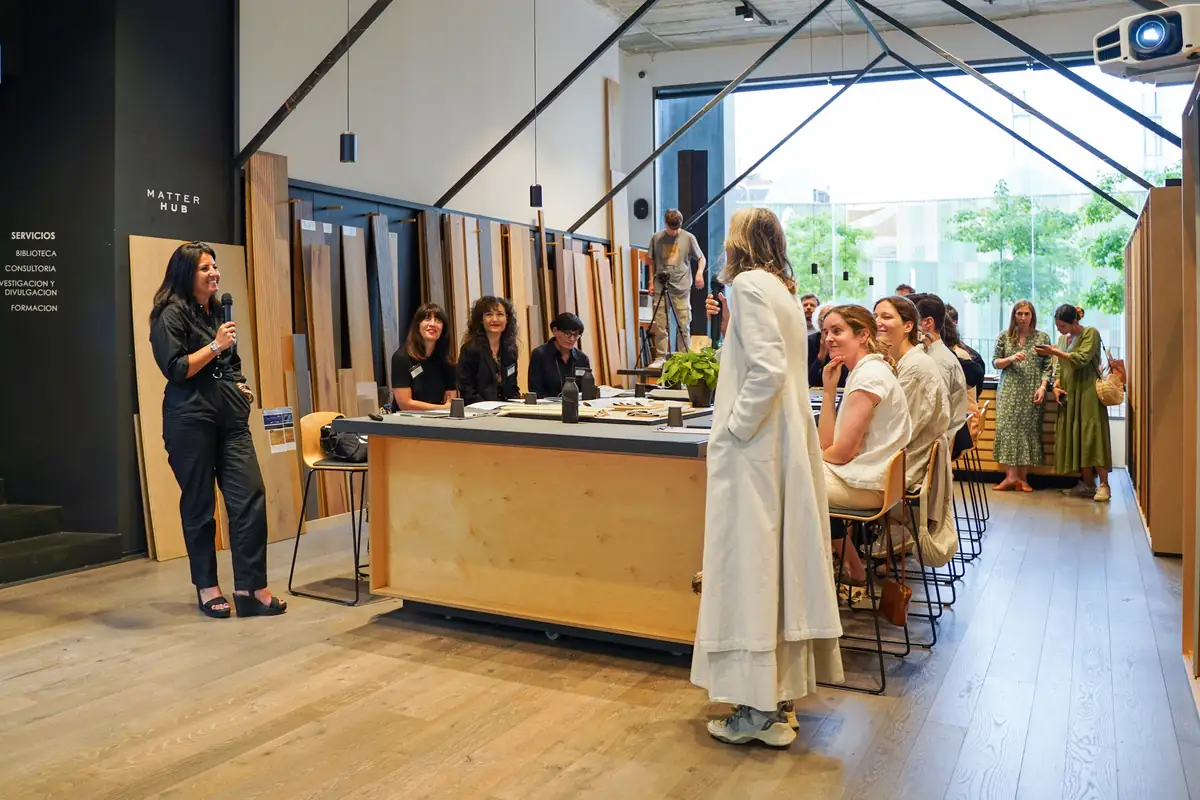 Ponentes y asistentes alrededor de la mesa de materiales de Matter Barcelona durante la sesión