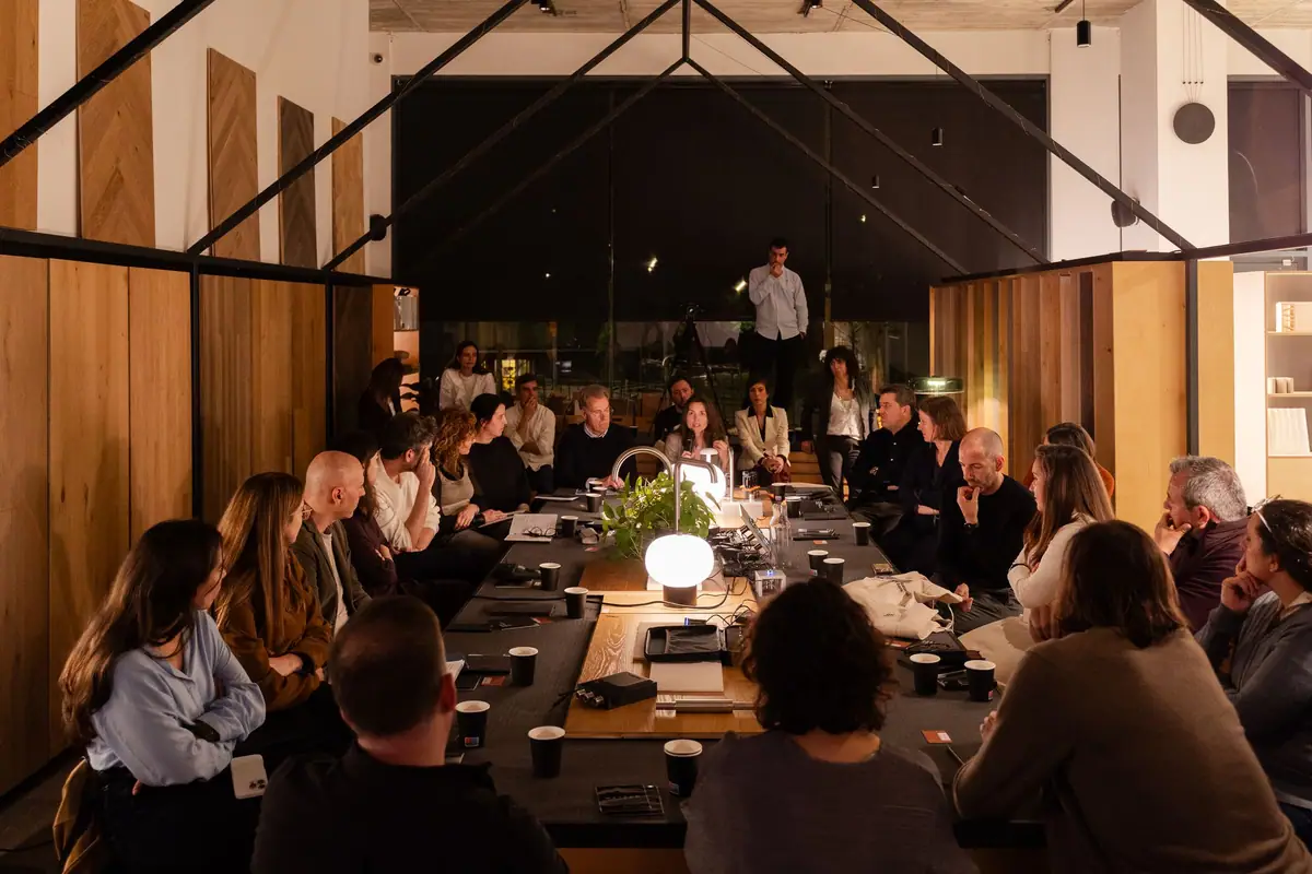 Sala de Matter Barcelona llena de asistentes sentados alrededor de una gran mesa durante la sesión