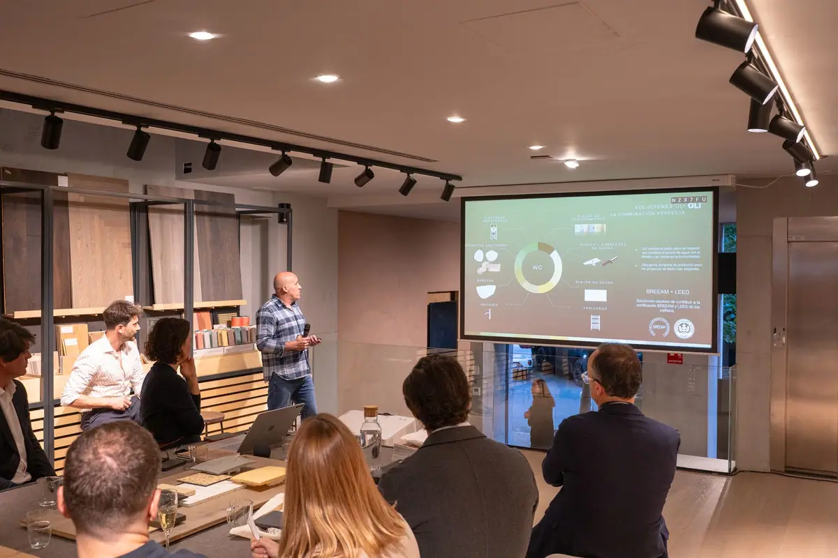 Presentación de OLI con una diapositiva sobre certificaciones BREEAM y LEED