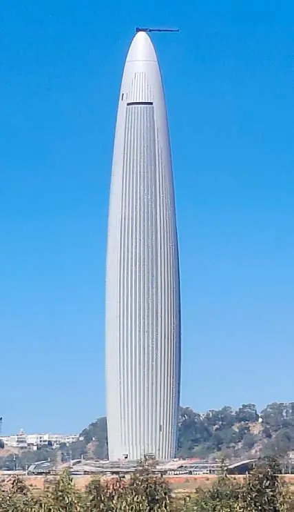 Torre blanca de forma ahusada sobre el skyline de Rabat bajo un cielo azul