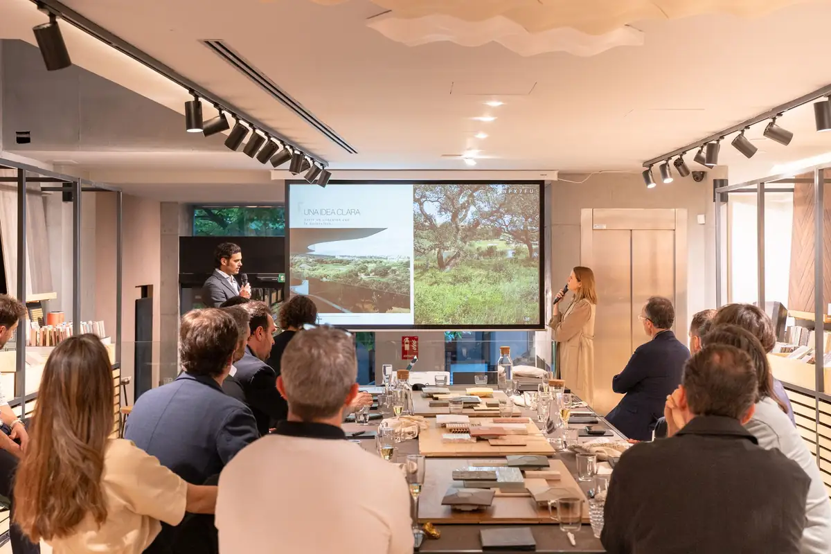 Ponente de L35 presentando el proyecto ante una imagen de vegetación de Sotogrande
