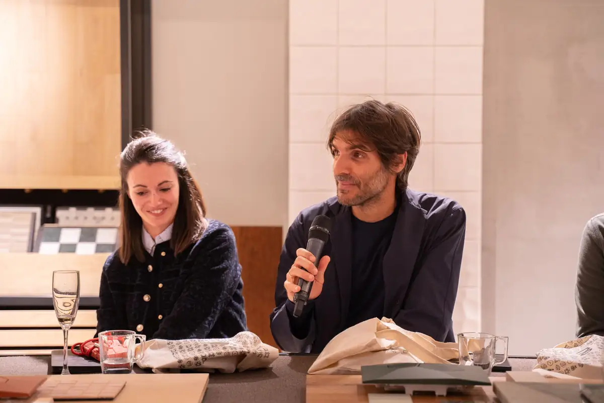 Dos asistentes participan en la conversación final