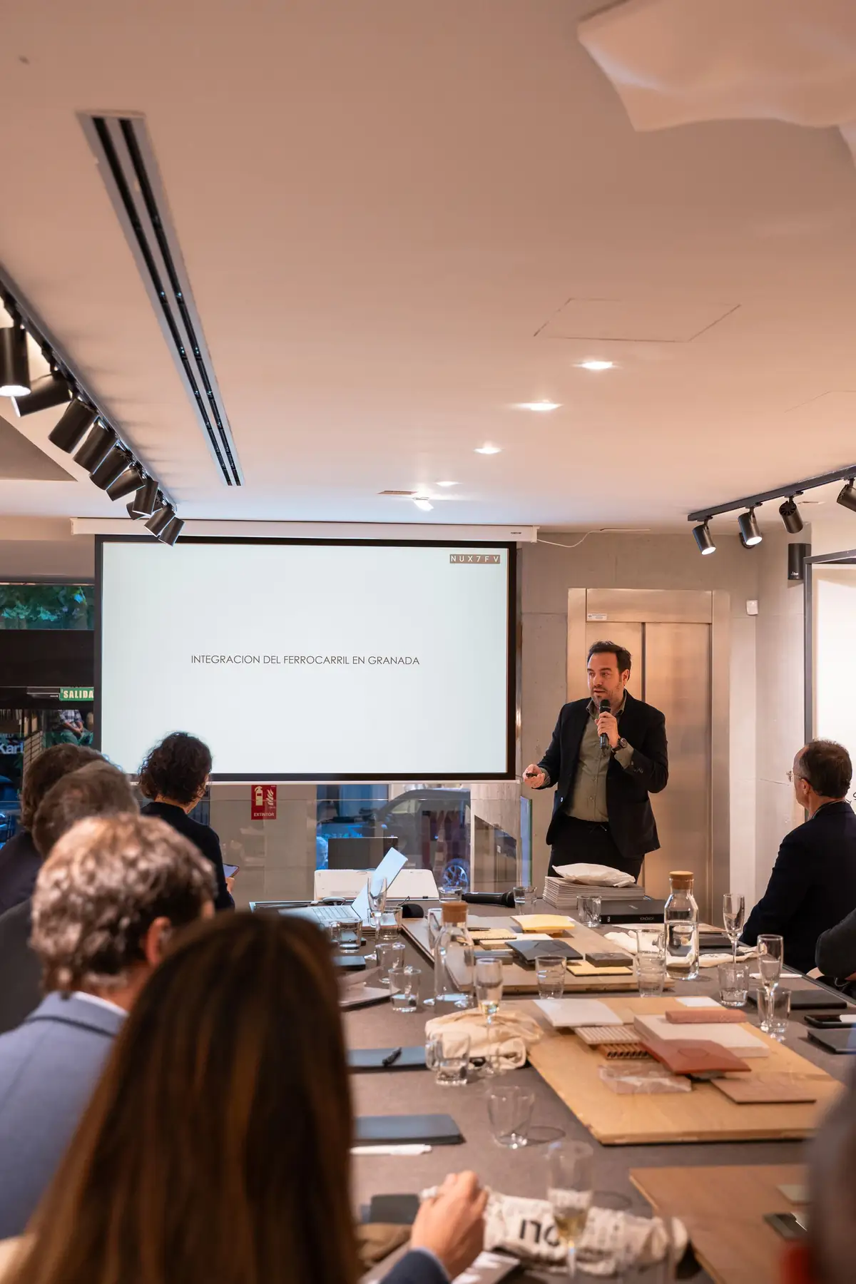 Javier Martínez presentando el concurso de integración del ferrocarril en Granada