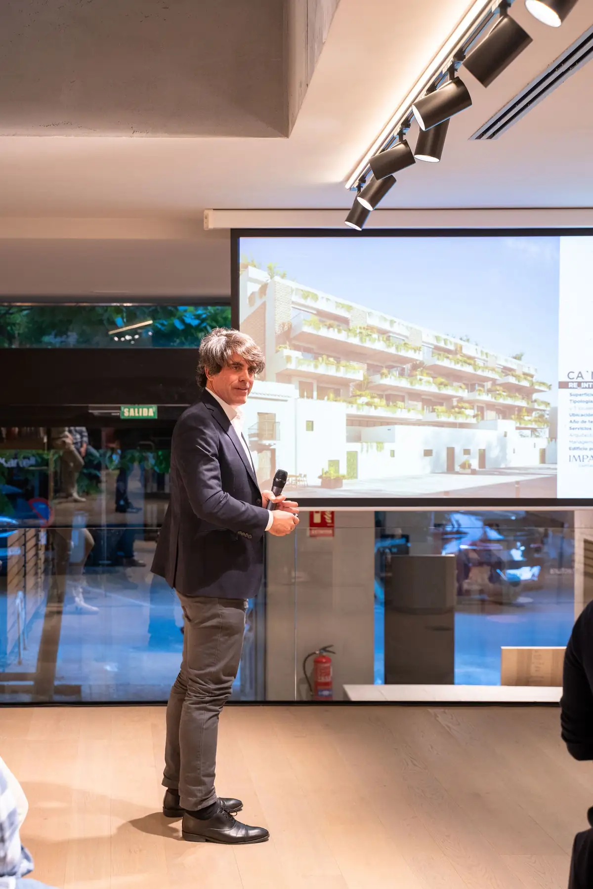 Carlos Calero presentando Ca N'Espanyol ante una imagen del edificio