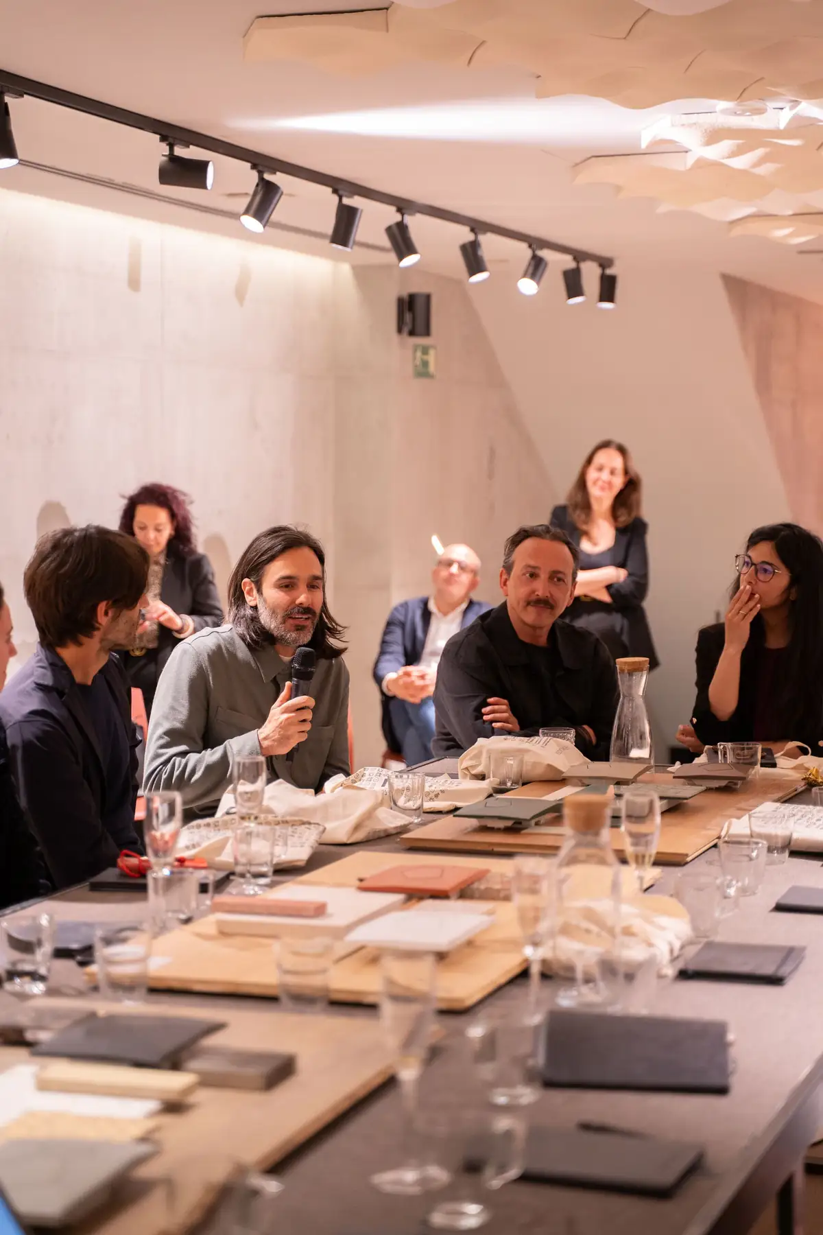 Ponentes conversando sentados a la mesa durante el debate