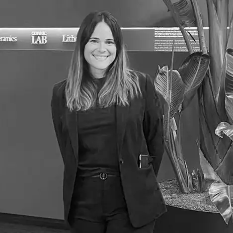 Retrato en blanco y negro de María José Bernat en un showroom