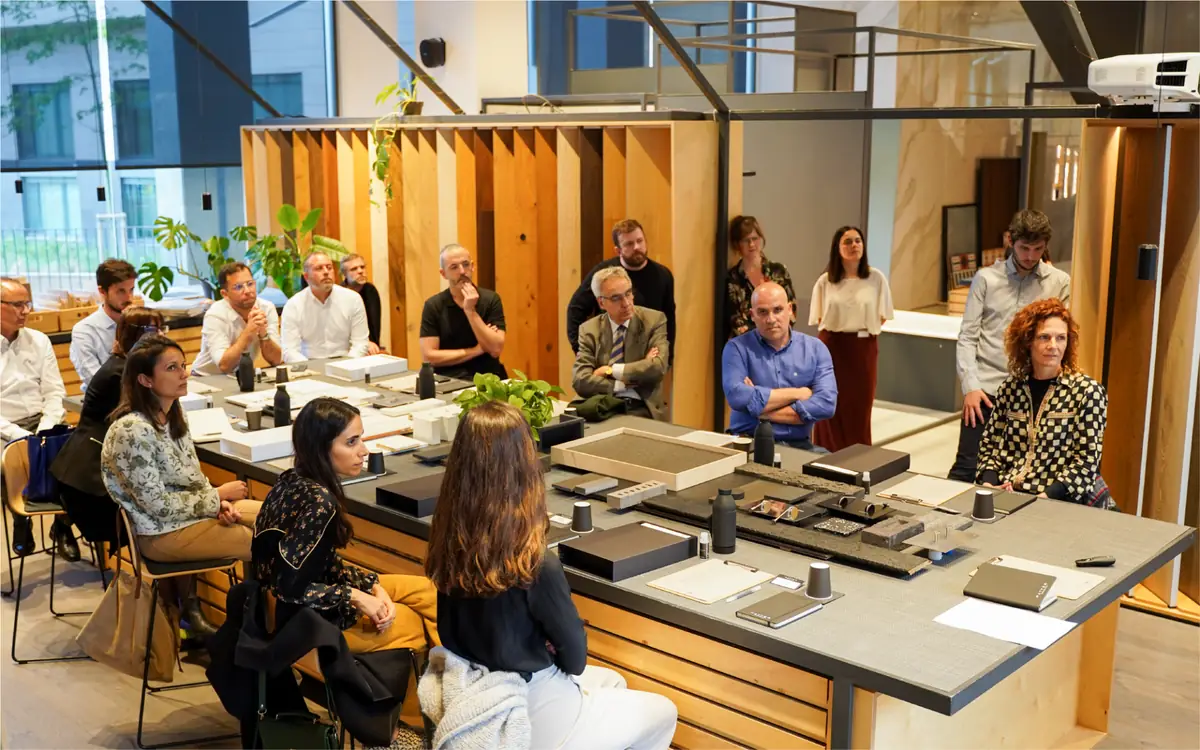 Ponentes y asistentes alrededor de la mesa de materiales de Matter Barcelona durante el encuentro