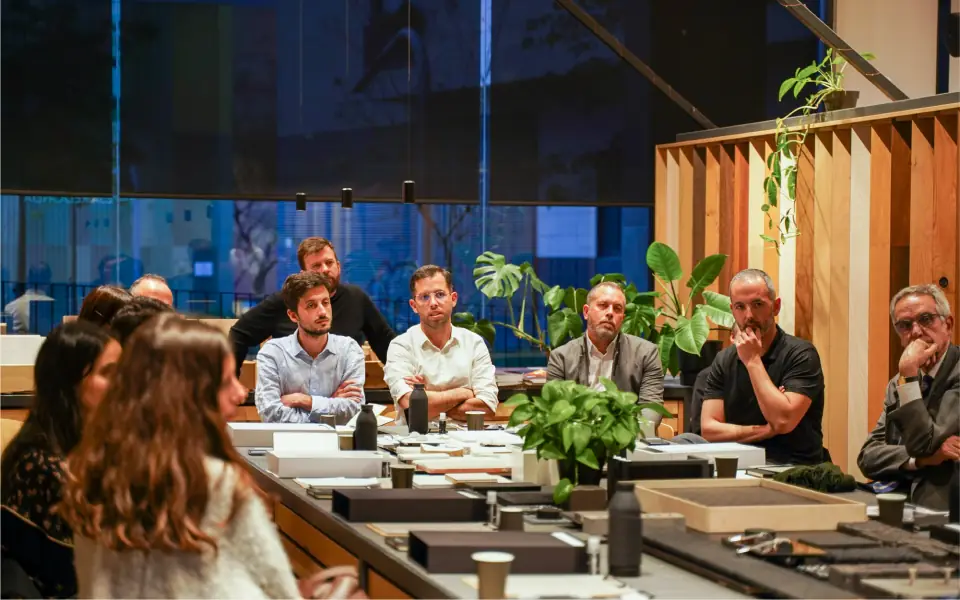 Arquitectos e interioristas sentados a la mesa durante una de las intervenciones