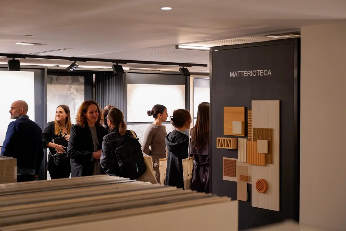 Asistentes conversando junto al expositor de la Materioteca de Matter Madrid