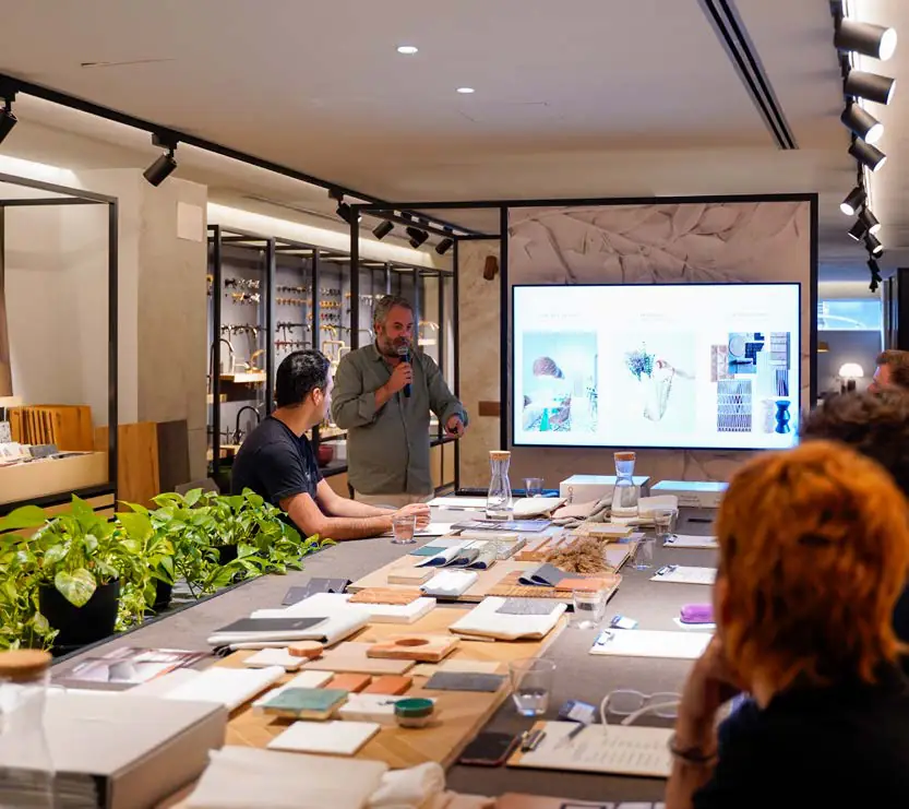 Ignacio Alegría presenta su proyecto de pie junto a la mesa de materiales de Matter Madrid