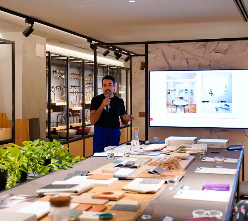 Jorge Alonso Albendea presenta su proyecto ante la mesa de materiales y la pantalla