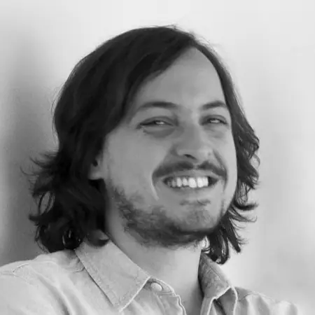 Retrato en blanco y negro de Miguel Crespo, sonriente