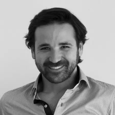 Retrato en blanco y negro de Sixto Martín con camisa clara