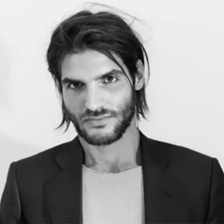 Retrato en blanco y negro de Xabier Ortega con americana oscura