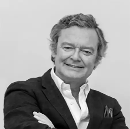 Retrato en blanco y negro de Tristán López-Chicheri con los brazos cruzados