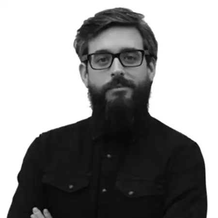 Retrato en blanco y negro de José Matallana con gafas y barba