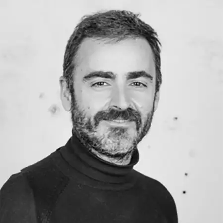 Retrato en blanco y negro de Gorka Álvarez con jersey de cuello alto