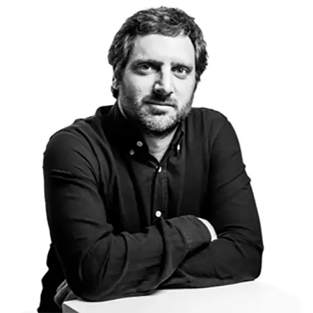 Retrato en blanco y negro de Indalecio Batlles apoyado con los brazos cruzados