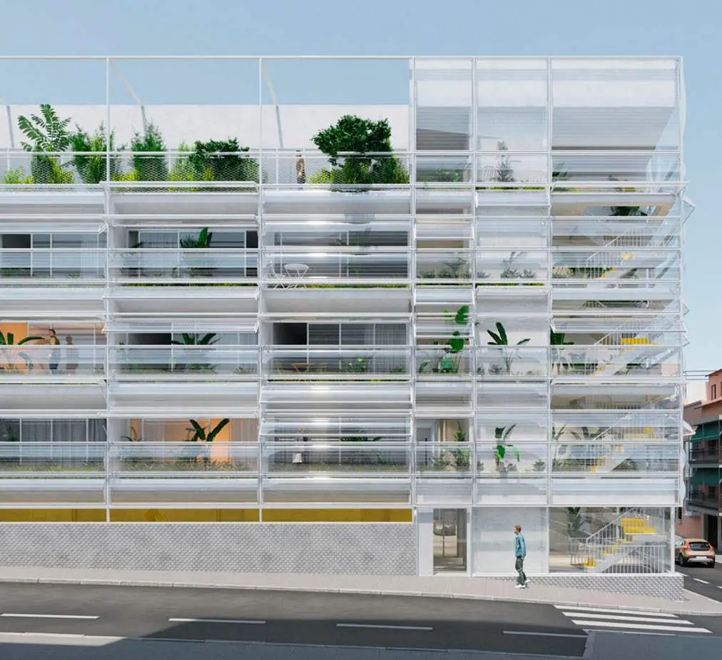 Render de un bloque de viviendas con fachada de terrazas y lamas blancas cubiertas de plantas