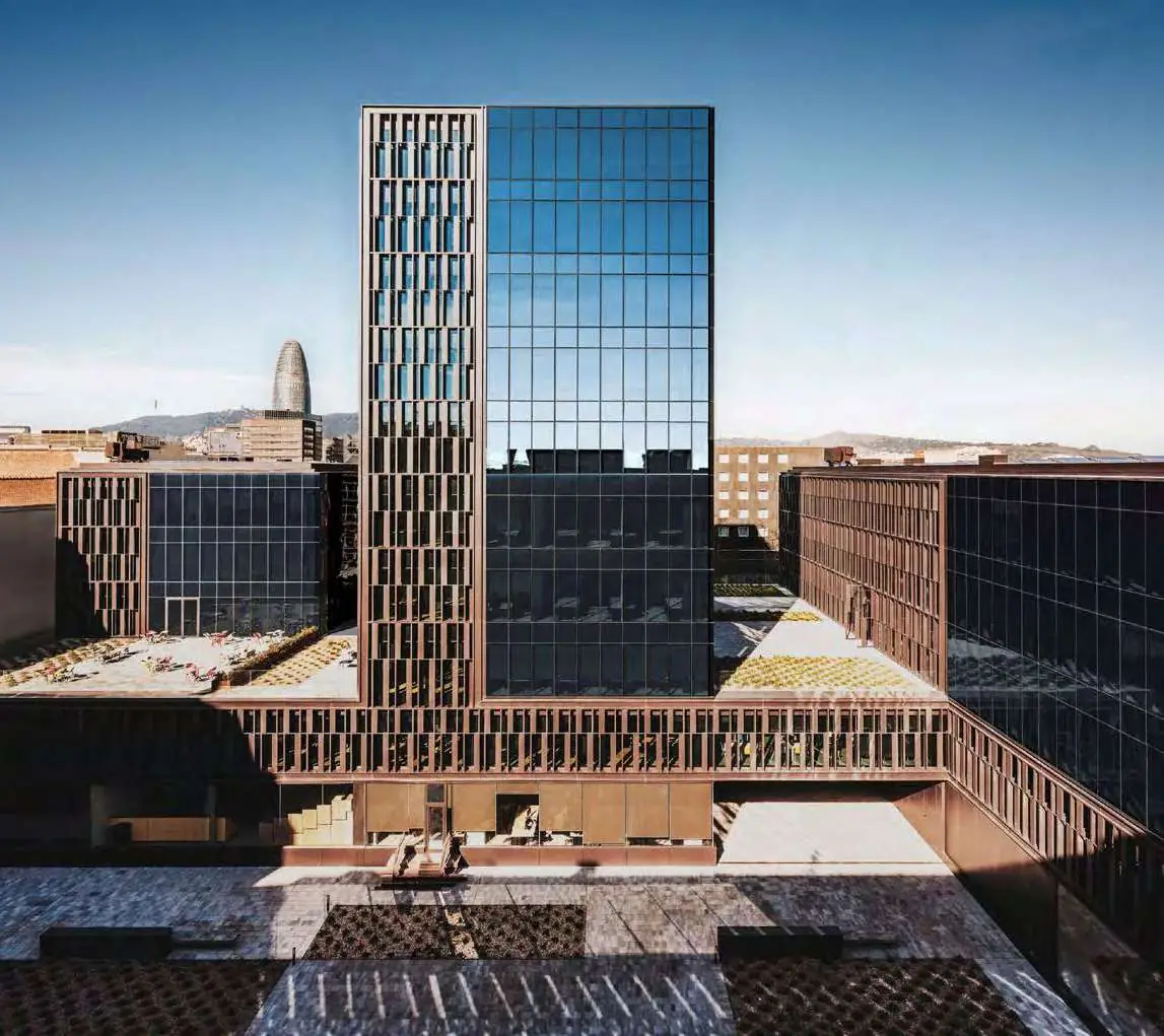 Vista aérea del complejo de oficinas Platinum@BCN con su torre de vidrio y celosía