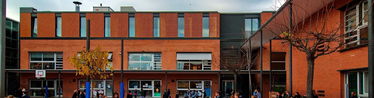 Fachada de ladrillo de la residencia de estudiantes con la ampliación sobre el edificio existente