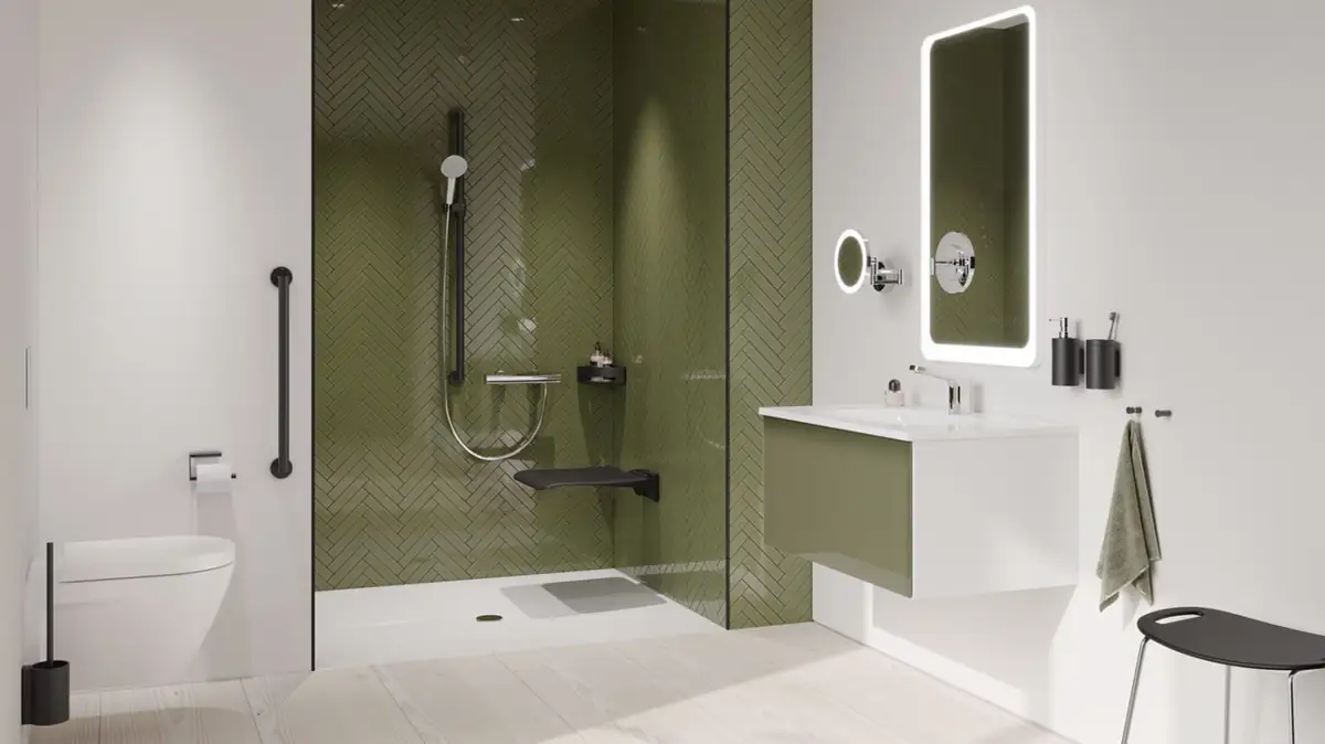 Baño accesible con ducha a ras de suelo revestida en verde, barras de apoyo y asiento de ducha en negro mate