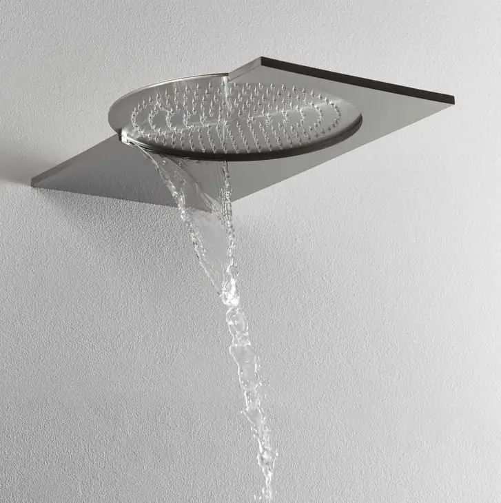 Rociador de acero inoxidable 75A023 en la pared con el agua cayendo en cascada