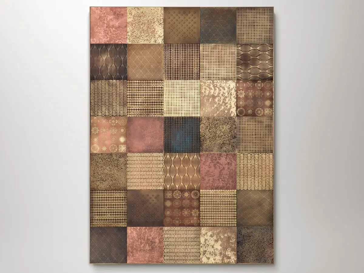 Cuadro rectangular formado por módulos cuadrados metálicos con relieves geométricos y orgánicos en tonos cobre, latón y bronce