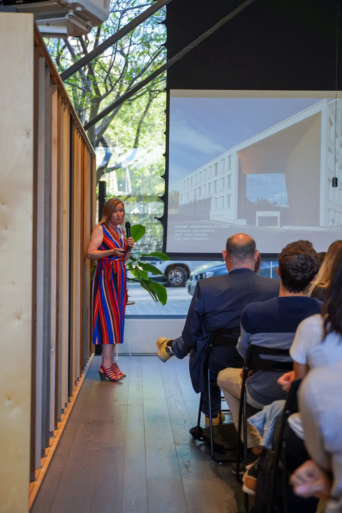 Una ponente presenta un proyecto proyectado en pantalla ante el público