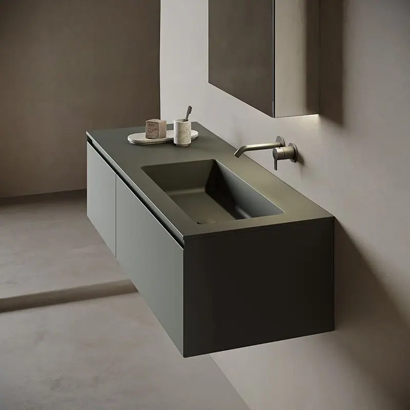 Mueble de lavabo suspendido verde oscuro con encimera de lavabo integrado rectangular y grifería mural en bronce