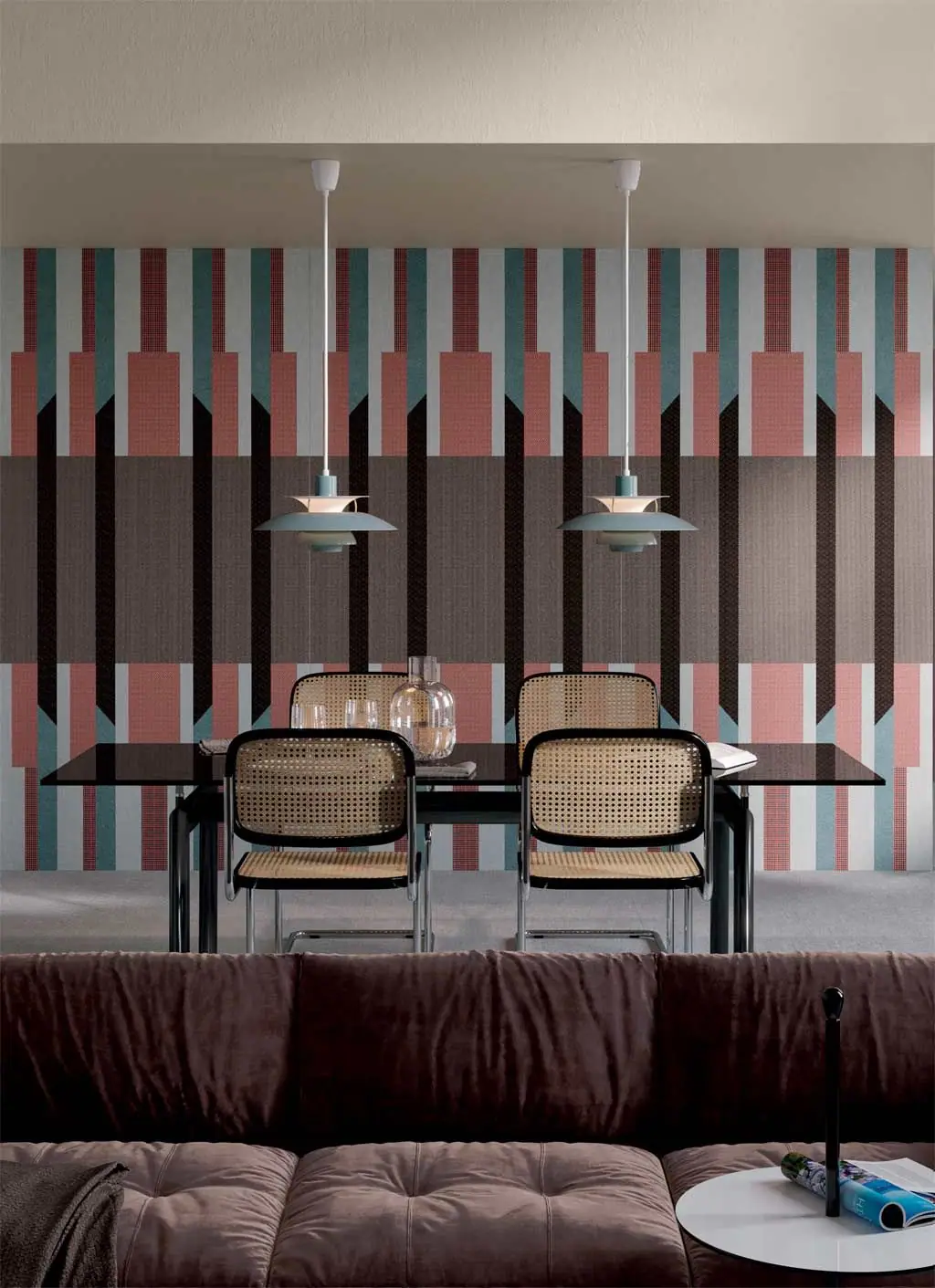Comedor con una pared revestida de placas decoradas a franjas verticales en rosa, azul claro, marrón y negro.