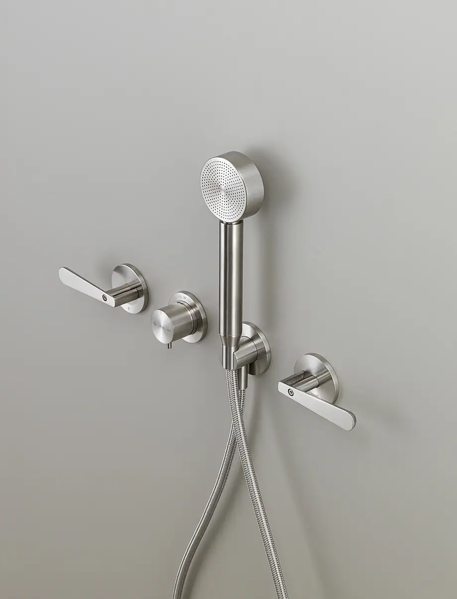 Conjunto de ducha de pared en acero con dos manetas, termostático central y teleducha redonda con flexo metálico