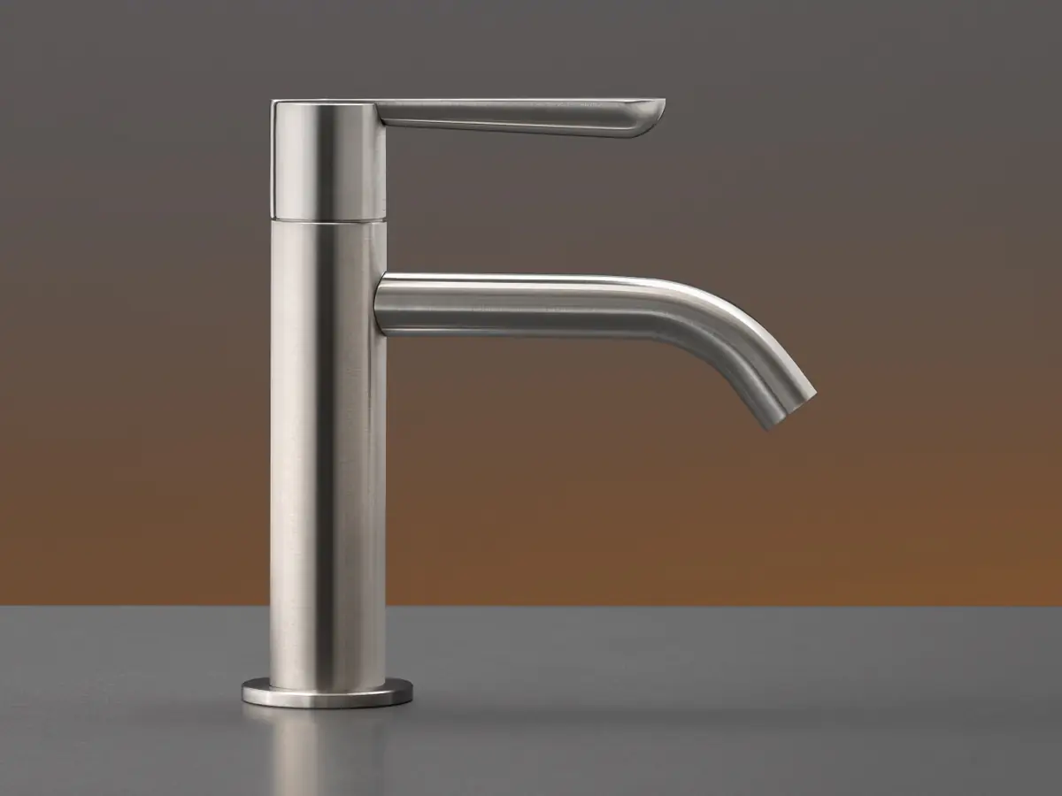 Grifo monomando de lavabo en acero satinado con cuerpo cilíndrico, maneta plana superior y caño curvo