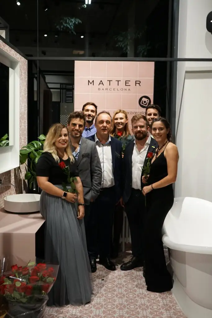 Foto de grupo ante el photocall con el logotipo de Matter Barcelona