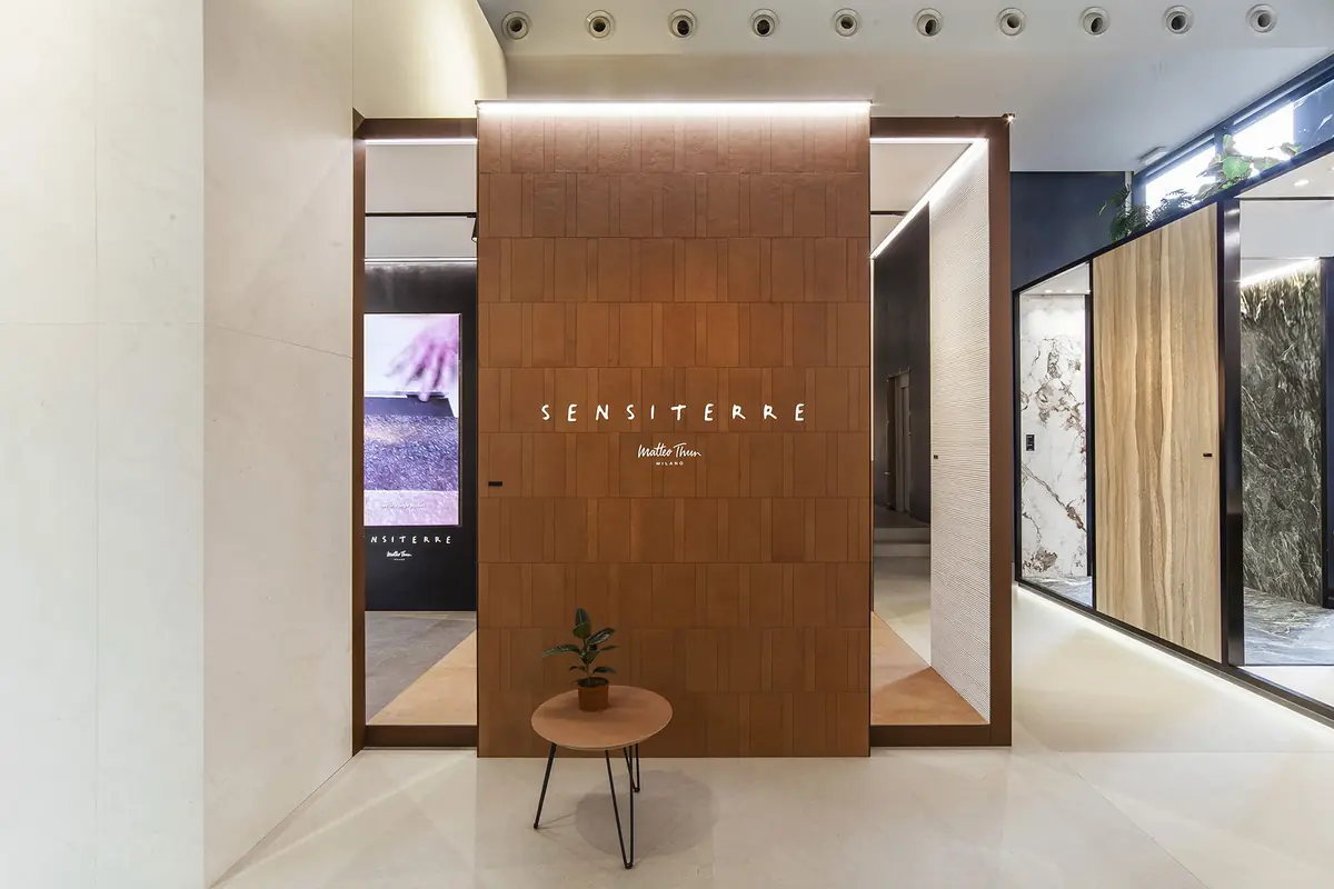 Volumen revestido de piezas color terracota con el rótulo SensiTerre en la Concept Store