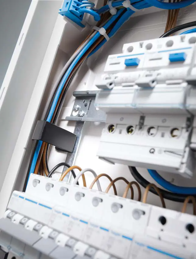 Interior de una caja de distribución con interruptores diferenciales y automáticos modulares de Hager y su cableado