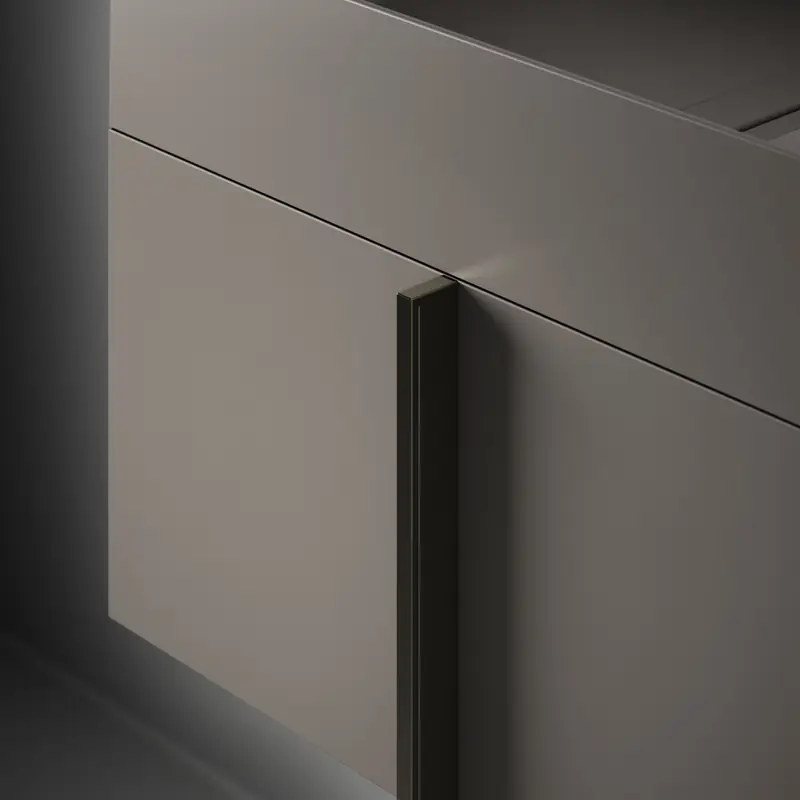 Detalle de un frente lacado gris de Paral con su tirador vertical oscuro.
