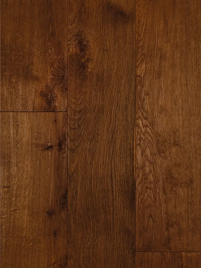 Muestra de tablas de roble termotratado de tono marrón rojizo intenso